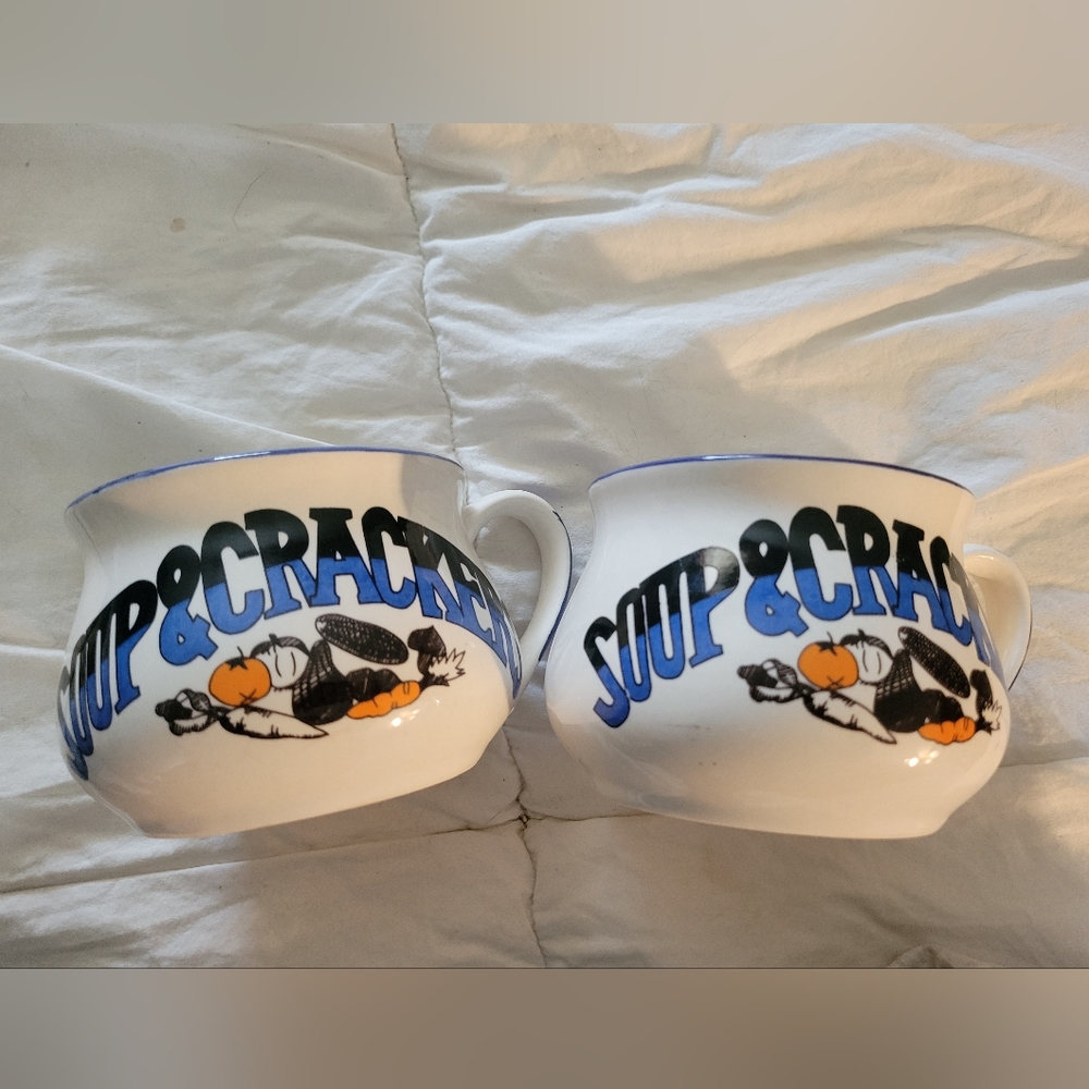 Set of soup and crackers mugs.